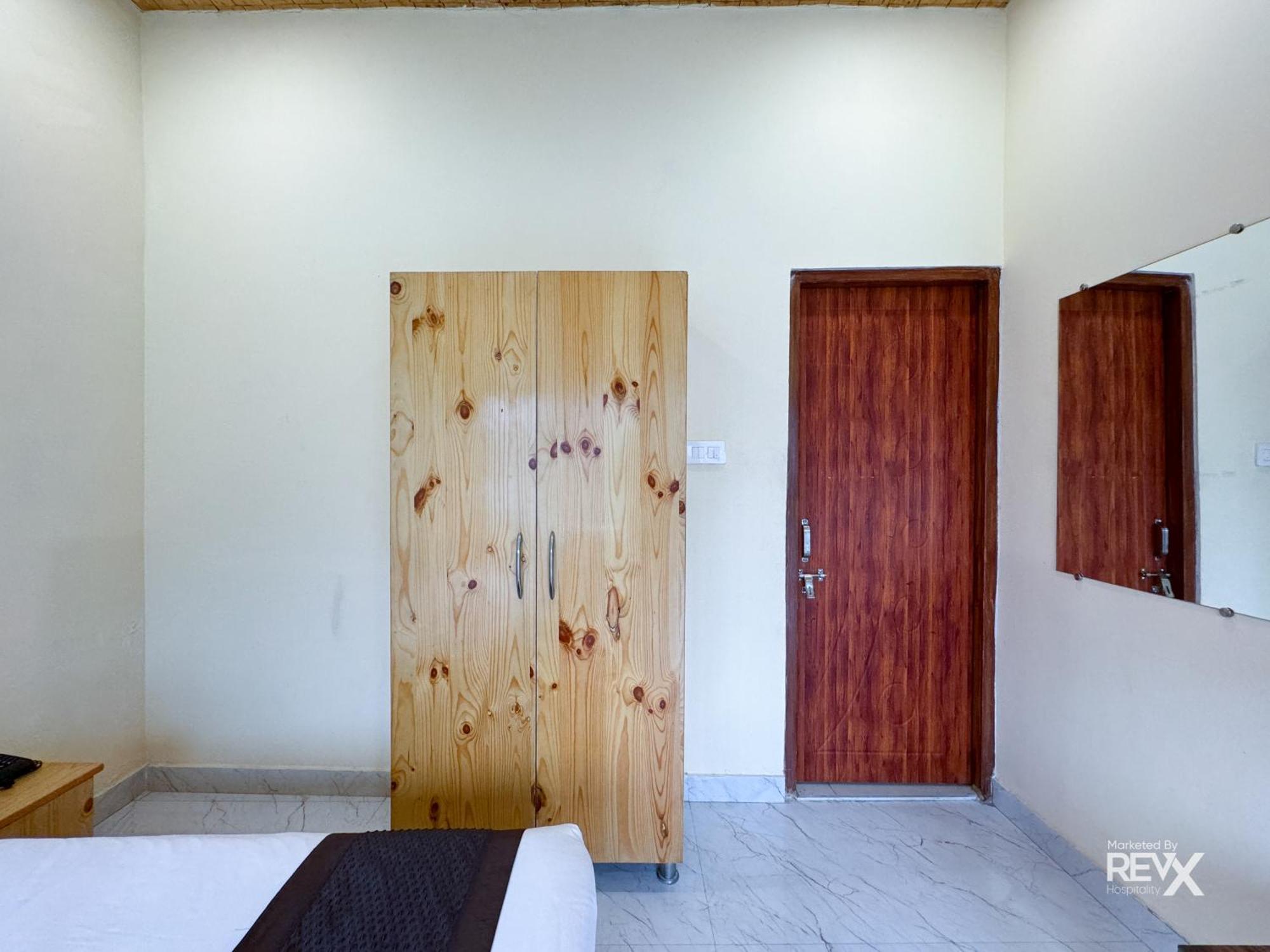 The Leisure Cave On The Ganges Hotel Rishikesh Exterior photo